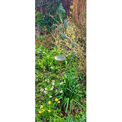 Small Image of Bird Bath on Stake with Decorative Leaves